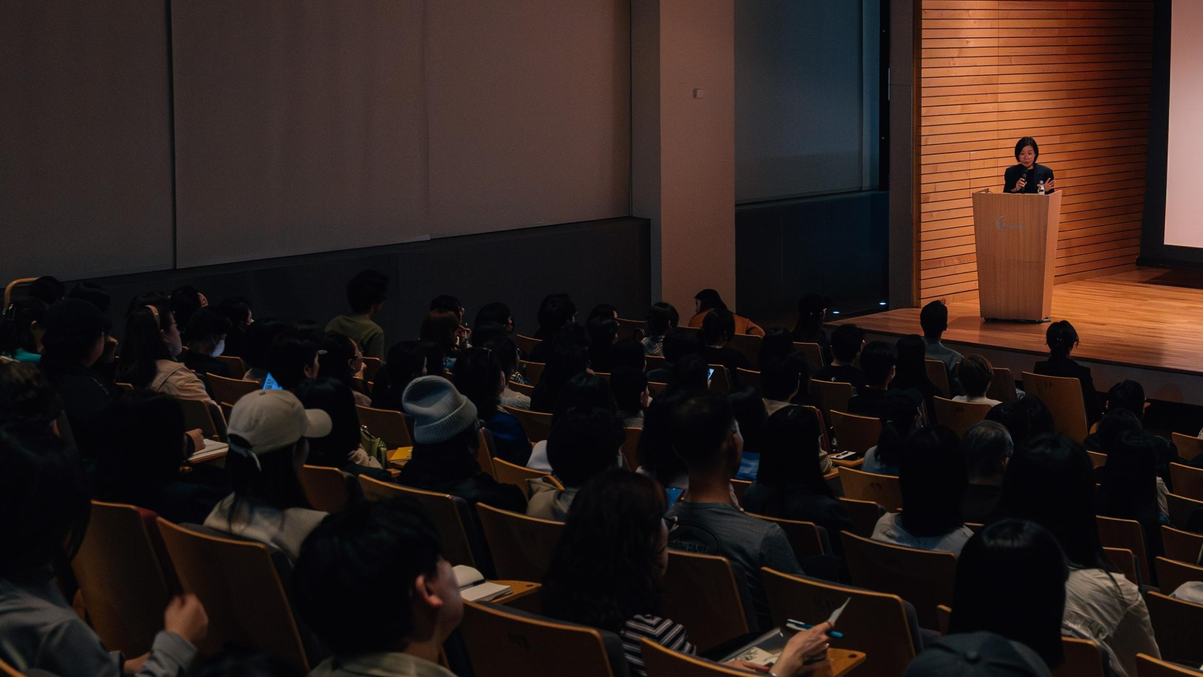 배너의 왼쪽 상단부터 중반까지 전시 작가의 이름 "피에르 위그"가 영문과 국문으로 표기되어 있으며, 그 사이엔 전시기간 "2025년 2월 27일 - 7월 6일"이 적혀있다. 우측 하단엔 후원사인 보테가 베네타의 로고가 표기되어있으며, 우측 하단엔 리움미술관의 로고가 있다. 어두운 색의 배너 중앙엔 피에르 위그의 작품 <리미널>에 등장하는 쭈그리고 앉은 나체의 인물이 등장한다